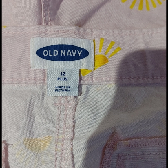 Old Navy Sunshine Shorts - Picture 3 of 10